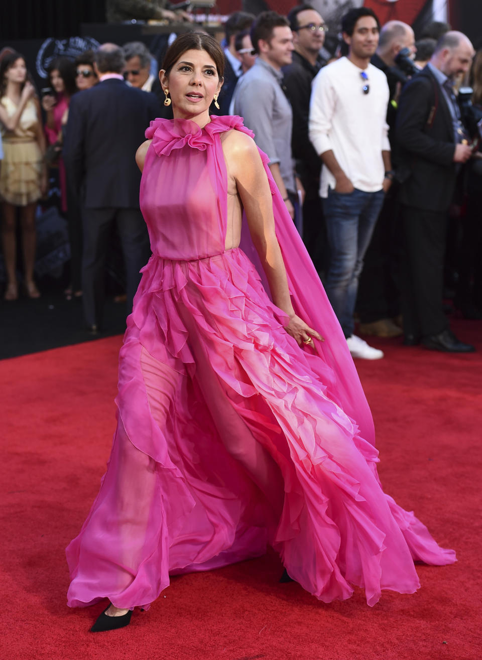 Marisa Tomei, que interpreta a una joven tía May, apostó por un vestido rosa de Valentino. (Foto: Jordan Strauss / AP)
