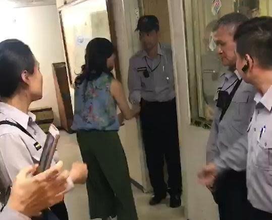 韓國瑜之妻李佳芬默默地跑到後方勤務中心慰勞員警辛勞，一一握手致謝。（警方提供）