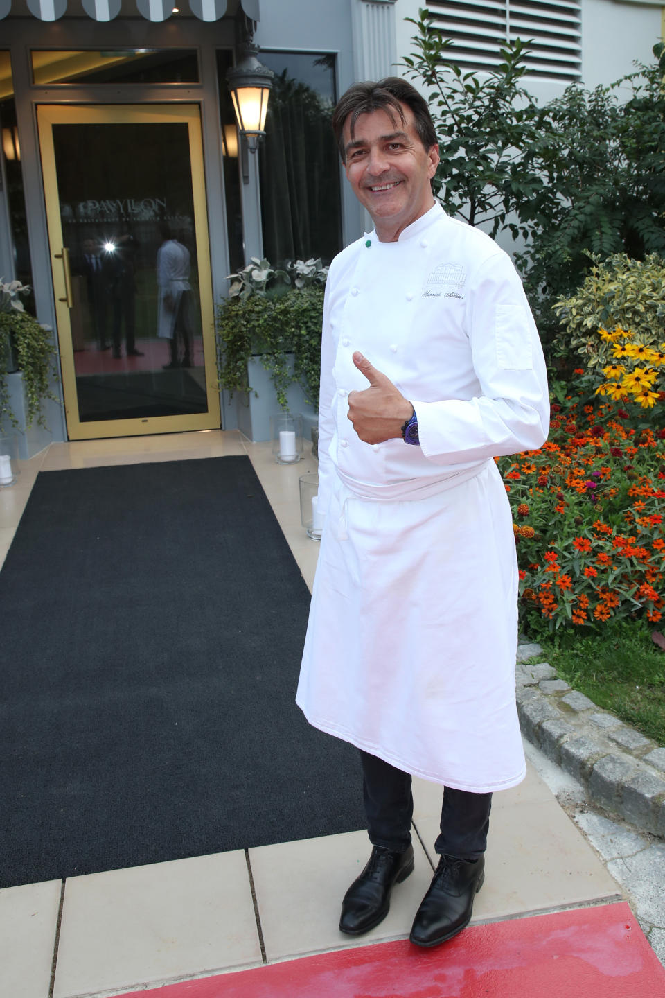 <p>En 1999, Yannick Alléno est nommé chef de cuisine à l’hôtel Scribe, pour la plus grande joie de son mentor : l’inégalable Paul Bocuse. Mais il faudra attendre 2003 avant la grande consécration. Cette année-là, il se fait une place dans les rangs du palace parisien, Le Meurice. Grâce à lui, le restaurant décroche les 3 étoiles du Guide Michelin. (Photo by Bertrand Rindoff Petroff/Getty Images For Pavillon Ledoyen )</p> 