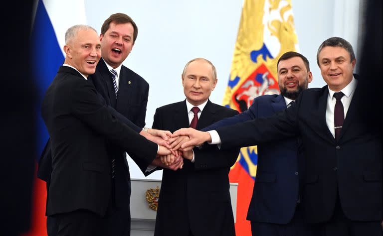 Vladimir Putin festeja con los "jefes de Estado" nombrados por el Kremlin en los territorios anexados