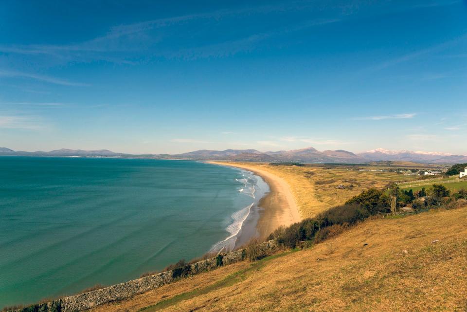 Harlech Beach is overlooked by Harlech Castle (Getty Images/iStockphoto)