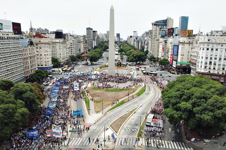 Manifestación del Polo Obrero en el Obelisco camino al ministerio de Desarrollo Social