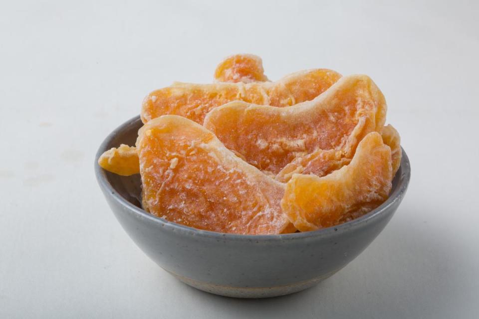 彎月型的蜜柑果乾十分特別，酸甜中帶陳皮的苦韻。