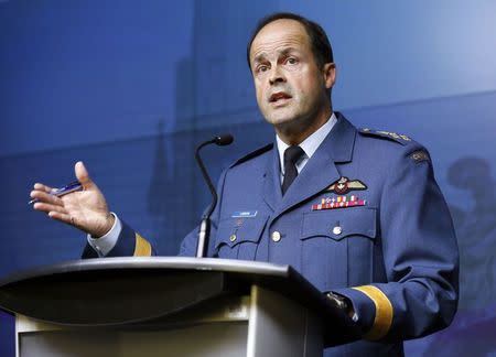 Canada's Chief of the Defence Staff General Tom Lawson speaks during a news conference at the National Defence headquarters in Ottawa October 23, 2014. REUTERS/Blair Gable