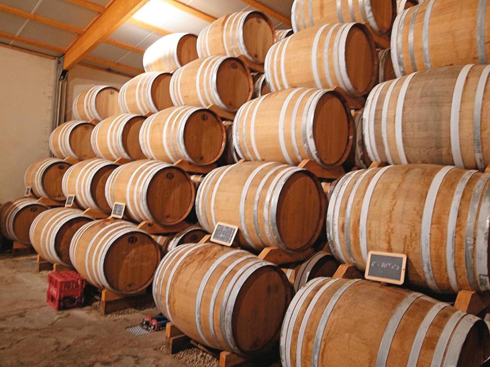 白蘭地跟威士忌一樣要桶陳，但是使用的橡木截然不同，例如干邑白蘭地會放在通賽、利穆贊橡木桶。