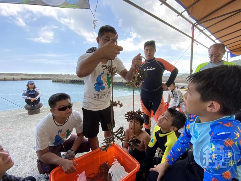 台灣山海天使環境保育協會正在講解珊瑚相關知識。