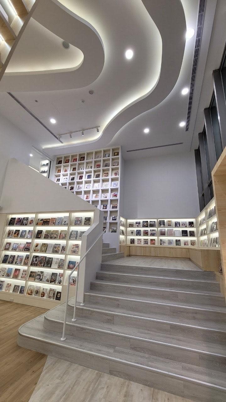 益品書屋台北館搬家了，進駐淡水後，空間比以前更大。（益品書屋提供）