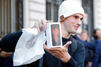 Frankreich ist ebenfalls im Apple-Fieber. Freudig zeigt der junge Mann seine neue Errungenschaft. Beim Super-Unternehmen aus Kalifornien werden höchstwahrscheinlich sogar die weißen Plastiktüten als Souvenir gehandelt.