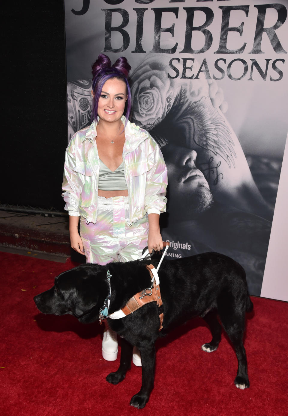 También vimos a la <em>youtuber</em> motivacional Molly Burke, que acudió acompañada de su perro guía. Perdió la vista cuando tenía 14 años. (Foto: Alberto E. Rodriguez / Getty Images)