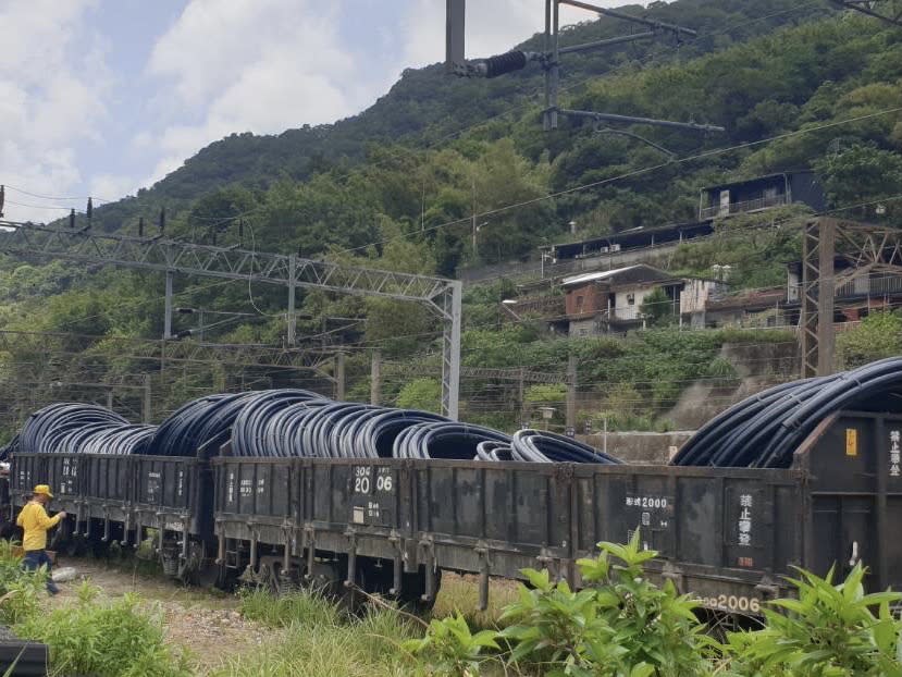 瑞芳區公所及碩仁里里長向台鐵租用台車解決運送管線材料的難題。   圖：新北市水利局/提供