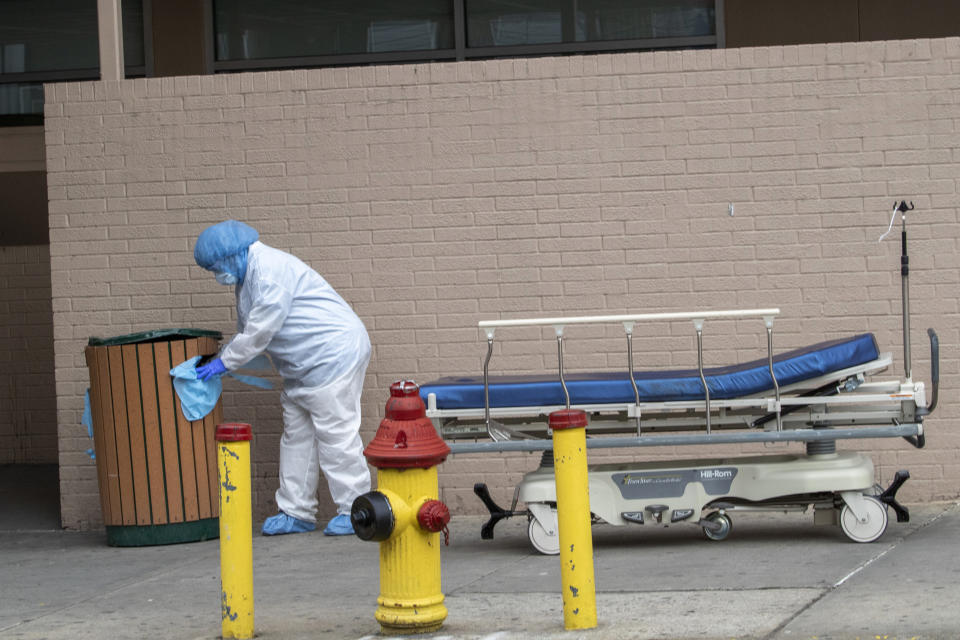 La situación en el Wyckoff Heights Medical Center, Brooklyn, Nueva York el 2 de abril del 2020. . (AP Photo/Mary Altaffer)