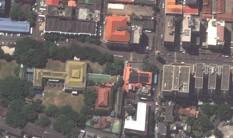 FOTO DE ARCHIVO. Una imagen de satélite muestra a personas reunidas frente al Palacio Presidencial, en medio de la crisis económica del país, en Colombo, Sri Lanka