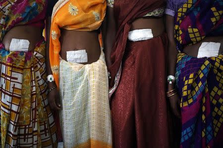 Women, who underwent sterilization surgery at a government mass sterilisation camp, pose for pictures inside a hospital at Bilaspur district in the eastern Indian state of Chhattisgarh November 14, 2014. REUTERS/Anindito Mukherjee