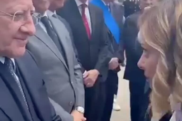 Giorgia Meloni en su saludo con el gobernador de Campania, Vincenzo de Luca