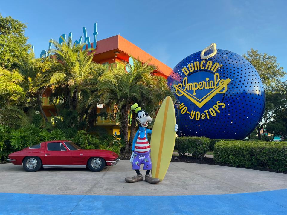 goofy photo op on the grounds of pop century resort in disney world