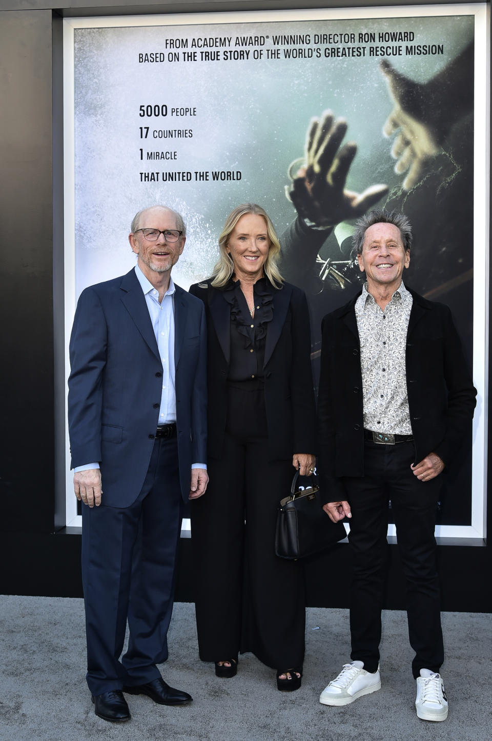 Ron Howard, Jennifer Salke y Brian Grazer, de izquierda a derecha, llegan a la premiere de "Thirteen Lives" el jueves 28 de julio de 2022 en el Regency Village Theatre en Los Ángeles. (Foto por Richard Shotwell/Invision/AP)