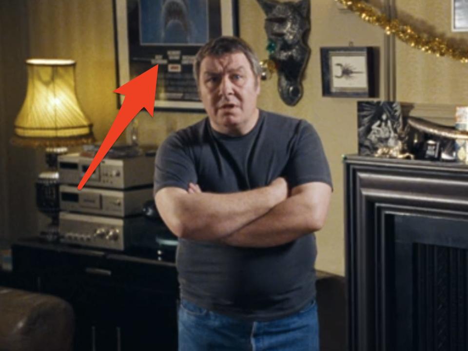 arrow pointing to jaws poster in joe's house in love actually