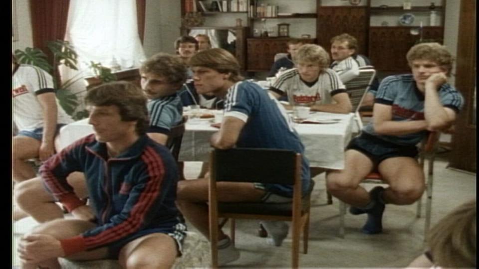 Zeitdokument aus dem Jahr 1985. Der Film "Spielerfrauen - der 'lebende Ausgleich' der Profis" berichtet davon, dass die Spieler des VfL Bochum zu Besuch bei "den Schafstalls" sind. Die Frau des Trainers serviert Kaffee und Kuchen. (Bild: HR)