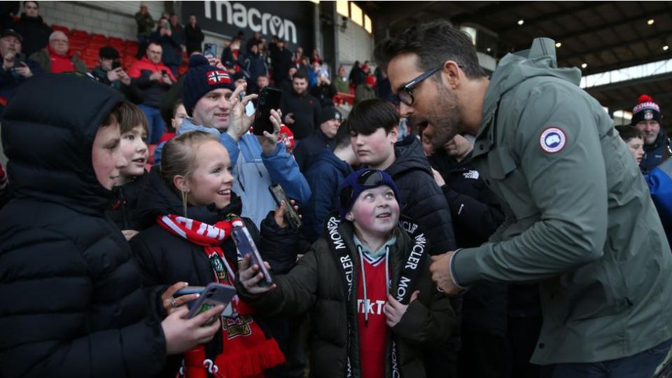 Reynolds junto a fanáticos del Wrexham United AFC.