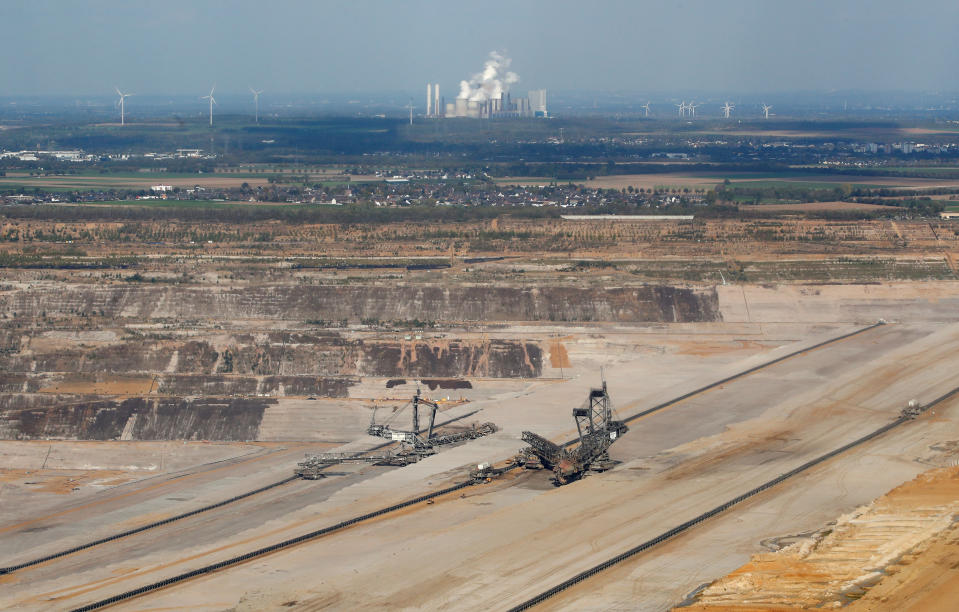 Der Braunkohletagebau Hambach, im Hintergrund das Kraftwerk Niederaußem (Bild: Reuters/Wolfgang Rattay)