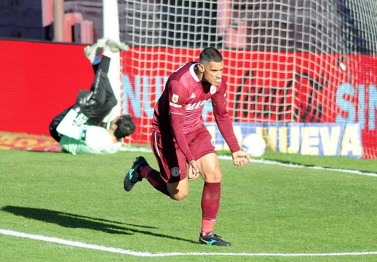 Pepe Sand es el goleador de nuestro campeonato, toda una respuesta a la situación actual (y no es una crítica al enorme delantero)