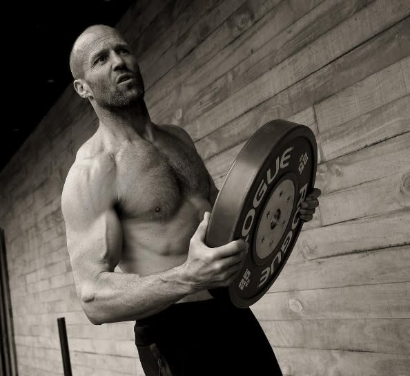Jason Statham, 49 anni e un fisico da urlo. Ecco come si mantiene in forma