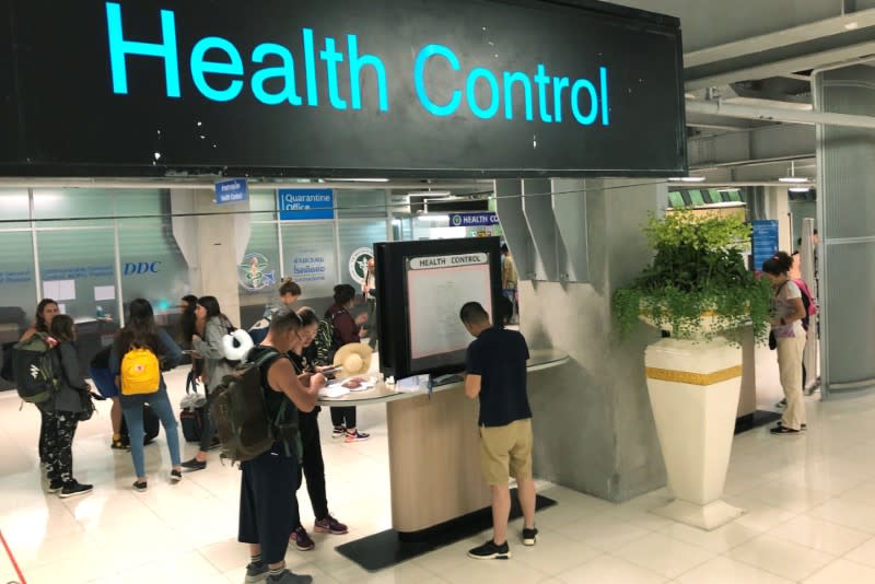 Un control sanitario en la sección de llegadas del aeropuerto internacional Suvarnabhumi de Bangkok, Tailandia, el 19 de enero de 2020