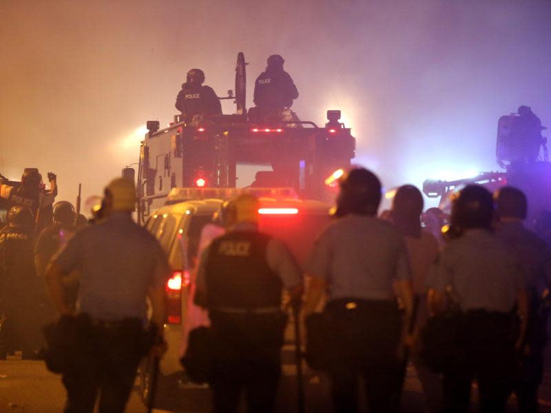 Die Polizei in Ferguson setzt auch gepanzerte Fahrzeuge ein. Foto: Ed Zurga