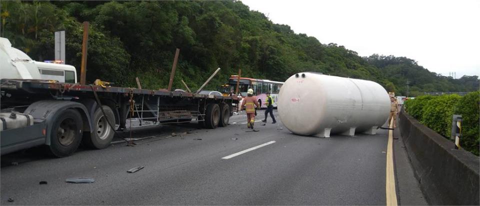 快新聞／國3北上土城段5車連環撞！全線車道暫時封閉