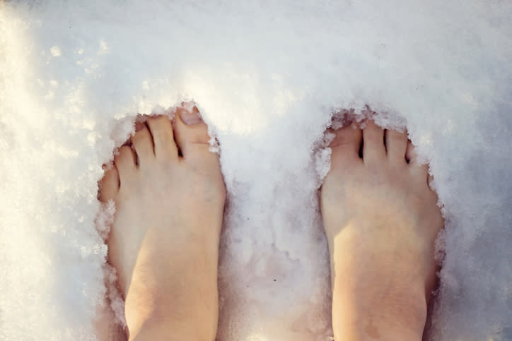 Versprochen: Nach den ersten Sekunden macht Schneetreten unglaublich viel Spaß. Was man für das Schneetreten natürlich braucht, ist Schnee. Alternativ können Sie über eine frostige Wiese laufen. Wichtig ist, dass Ihre Füße warm sind, bevor Sie kurz barfuß durch den Schnee stapfen. Trocknen Sie Ihre Füße im Anschluss gut ab und ziehen Sie warme Socken über. Das Kribbeln im Anschluss ist einfach herrlich. Eine gute Methode, um den Körper abzuhärten. Foto: Tanya Little/Getty Images