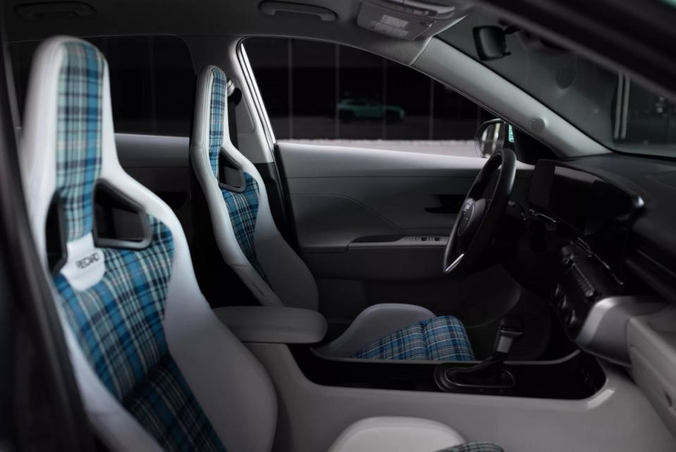 內部的Racaro座椅彰顯運動氣息，格紋狀的設計讓人聯想到福斯Golf GTI。
