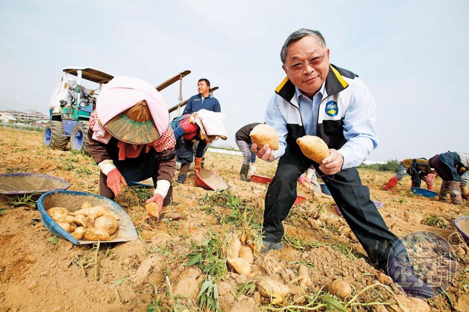 每年2到5月是地瓜產季，今年暖冬少雨，邱木城（右）讚地瓜品質佳、味甜。