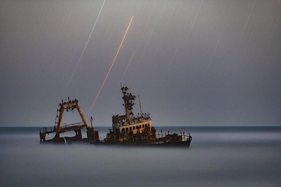 Imagen nocturna de un barco naufragado en la costa de Namibia.
