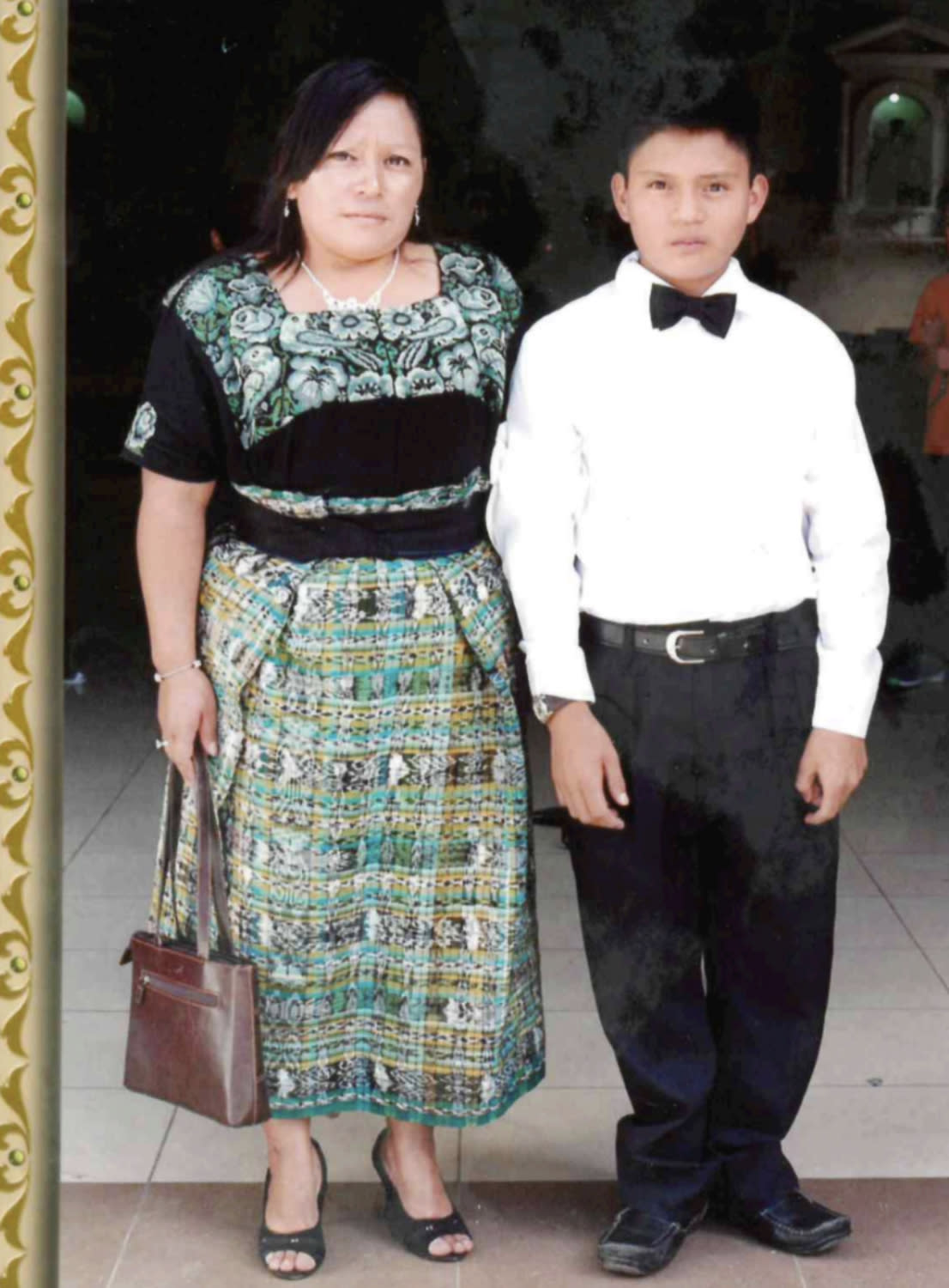 Leticia Peren espera a su hijo, Yovany, en el aeropuerto de La Guardia en febrero. Habían sido separados después de cruzar juntos la frontera de Estados Unidos. (Ryan Christopher Jones/The New York Times)