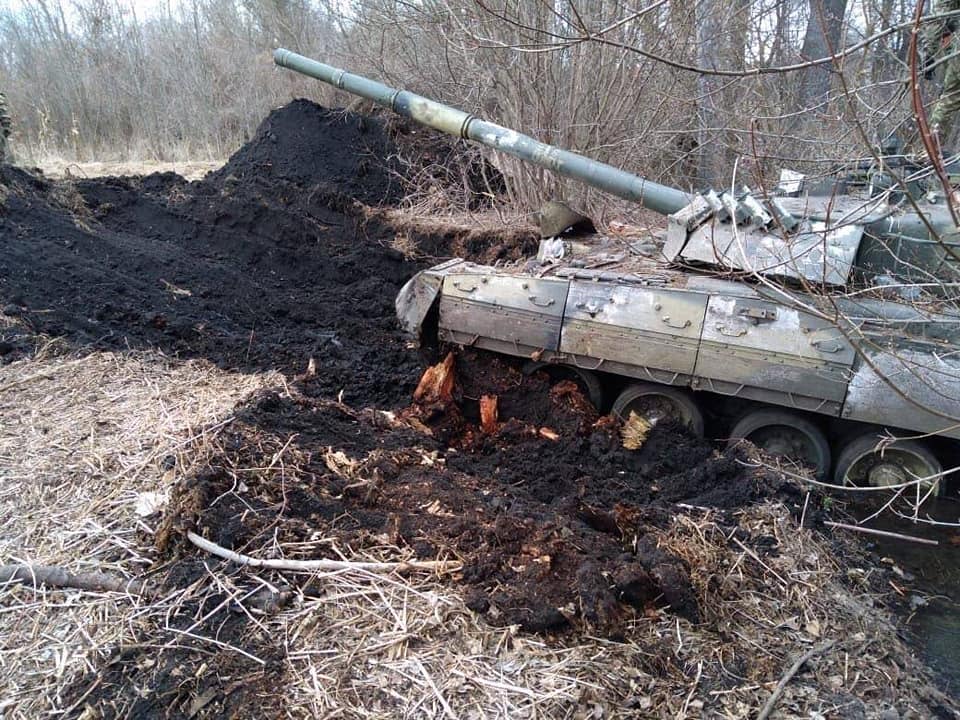 俄軍坦克卡在泥濘的道路上。   圖：翻攝自烏克蘭外籍志願軍多尼克（Roman Donik）臉書