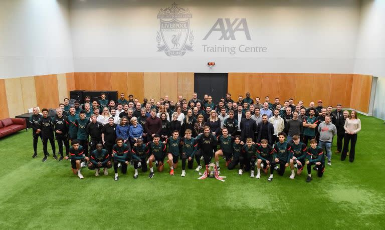 El primer equipo de Liverpool junto a todo el personal que trabaja en el centro de entrenamiento, incluidos los ojeadores