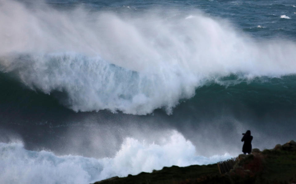 <p>In Audierne, einem Ort an der Küste der Bretagne, macht ein Fotograf Aufnahmen von den hereinbrechenden Wellen. (Bild: REUTERS/Mal Langsdon) </p>