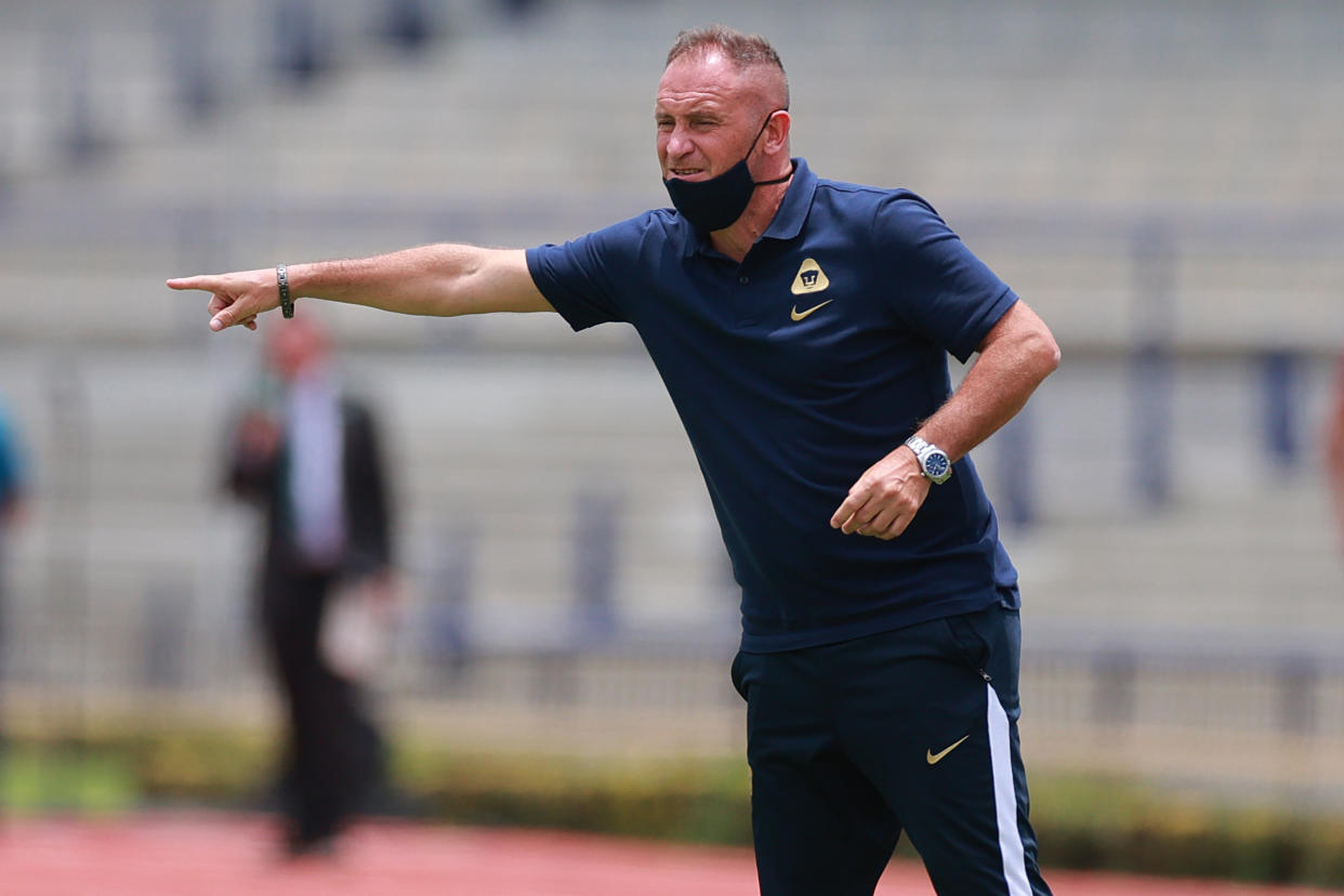 MEXICO CITY, MEXICO - AUGUST 09: Andres Lillini, head coach of Pumas UNAM gestures during the 3rd round match between Pumas UNAM and FC Juarez as part of the Torneo Guard1anes 2020 Liga MX at Olimpico Universitario Stadium on August 09, 2020 in Mexico City, Mexico. (Photo by Hector Vivas/Getty Images)