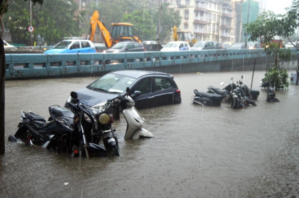 Mumbai cops maintain vigil amid rains, winds. (Photos by Arun Patil)