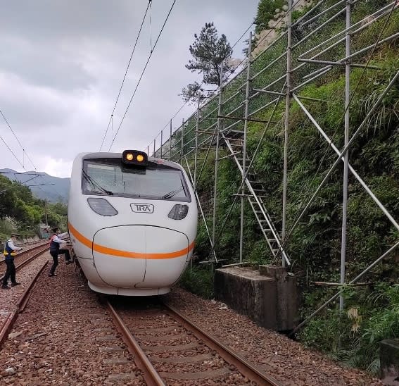 一輛太魯閣號昨日被斷裂鋼軌樁擊中車頭。（圖／東森新聞）