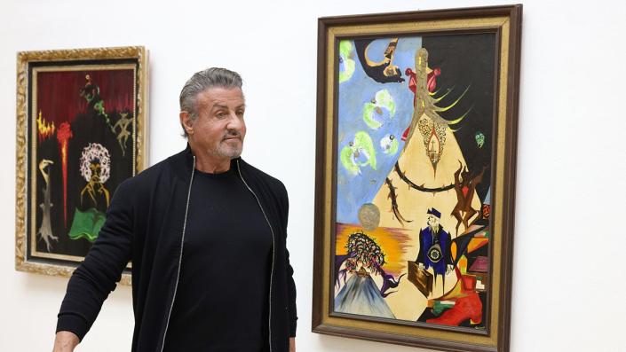 Sylvester Stallone regardant ses peintures