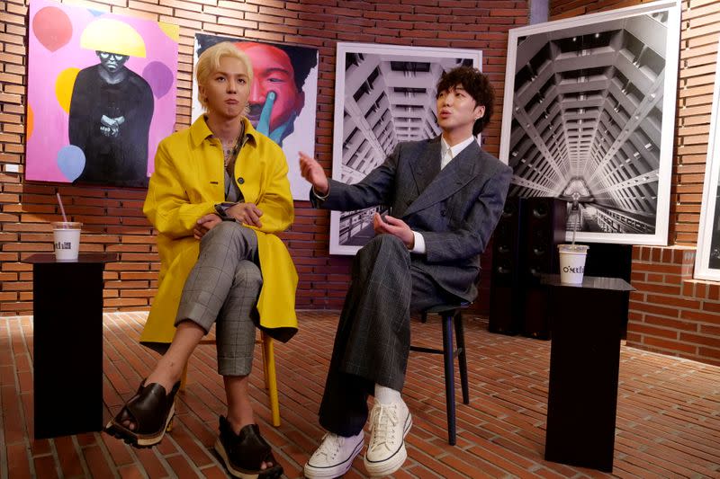 Foto de MINO y KANG SEUNG YOON durante una entrevista con Reuters en un café en Seúl.