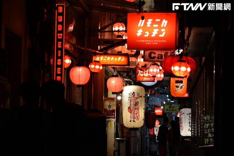 律師​​​​​​林智群近日帶家人到日本玩，沒想到在居酒屋吃晚餐時，遇到一群台灣人把居酒屋當自己家大聲聊天，讓他看了超尷尬。（圖／Pixabay）