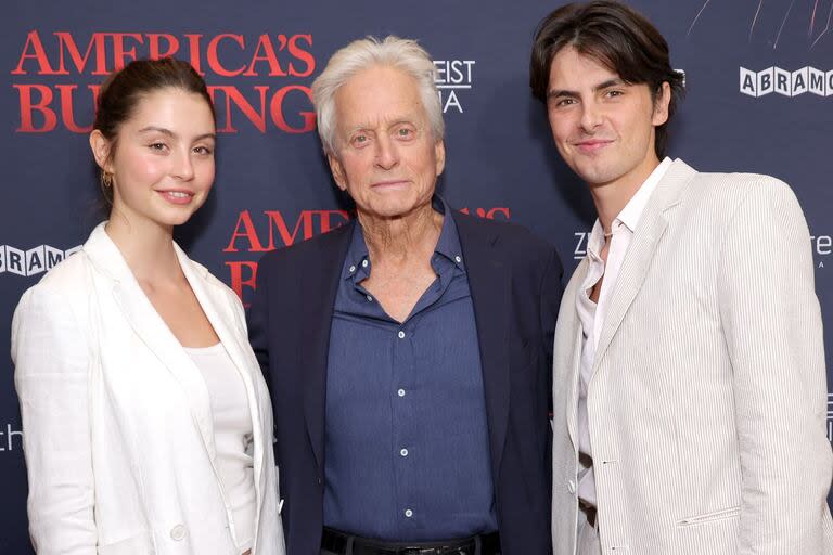 Michael Douglas en la proyección de America's Burning en New York. El actor apareció custodiado por sus herederos: Carys, de 21 años, y Dylan, de 23 años; los hijos que tiene junto a la actriz Catherine Zeta Jones. Mientras que el célebre artista eligió un look en la gama de los azules, los jóvenes prefirieron los tonos claros