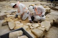 <p>Los trabajos de arqueología continuarán hasta el 25 de marzo y no se descarta encontrar más reliquias como las que ya han visto la luz. (Foto: Julien de Rosa / AFP / Getty Images).</p> 