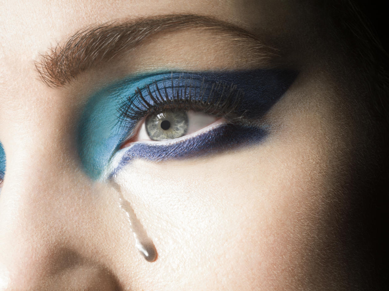 Cuando lloran los ojos durante una sesión de maquillaje, es posible que haya una reacción de hipersensibilidad a los productos o simplemente falta de costumbre al maquillaje. (Getty Creative)