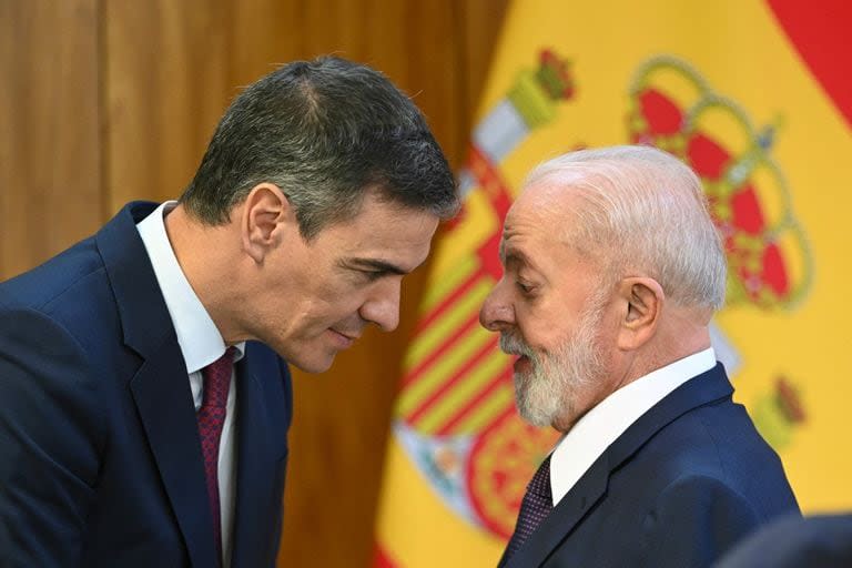 Pedro Sánchez y Luiz Inacio Lula da Silva, en Brasilia. (EVARISTO SA / AFP)