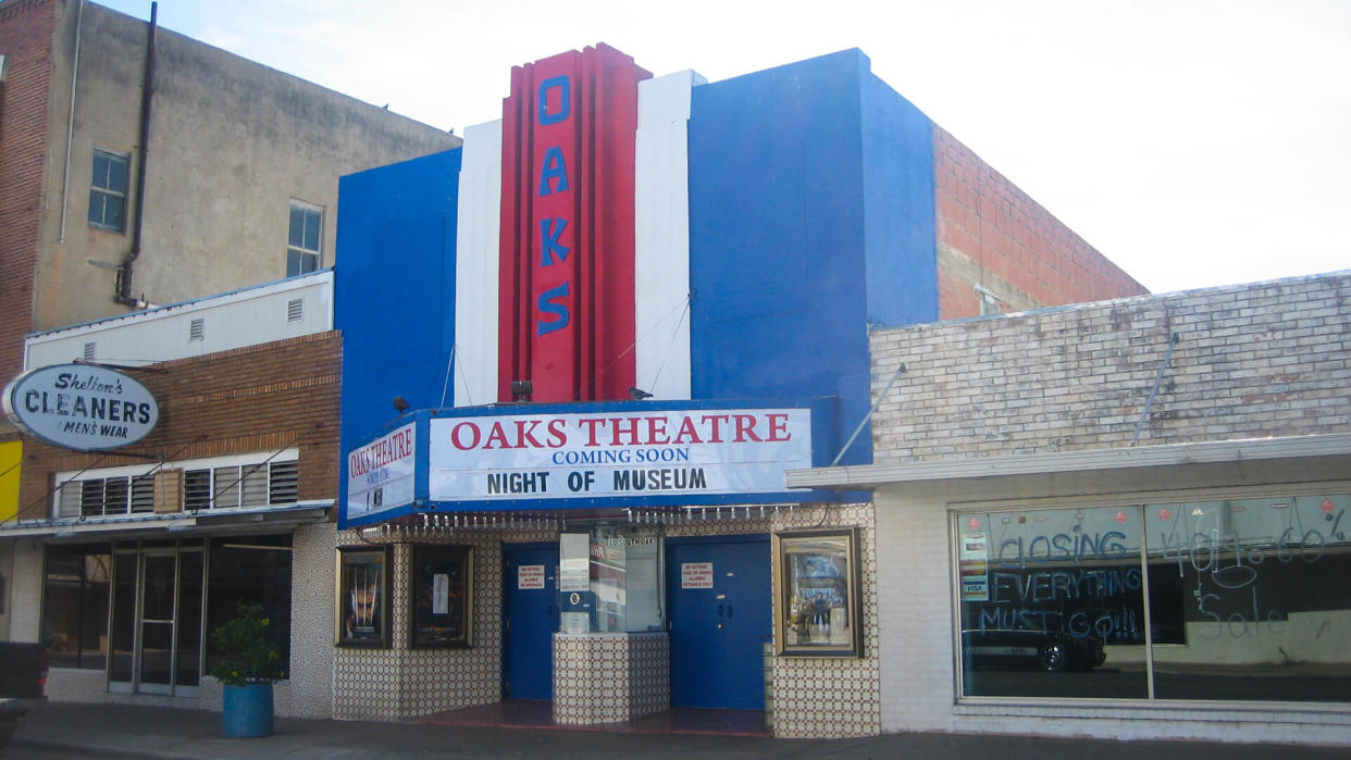 Oaks Theater in Pearsall, TX.