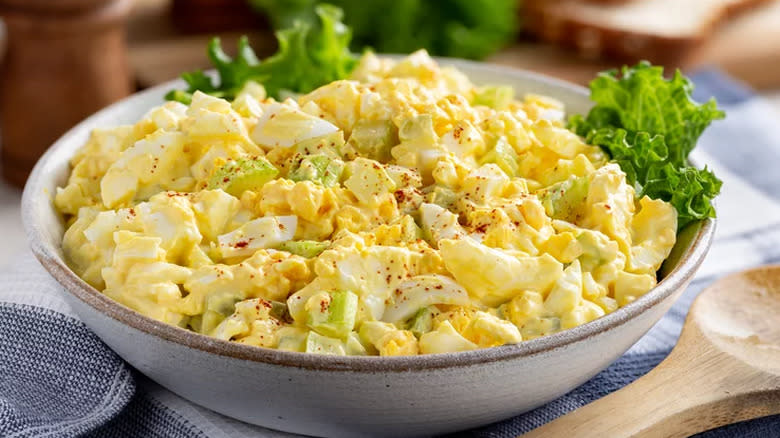 bowl egg salad lettuce 