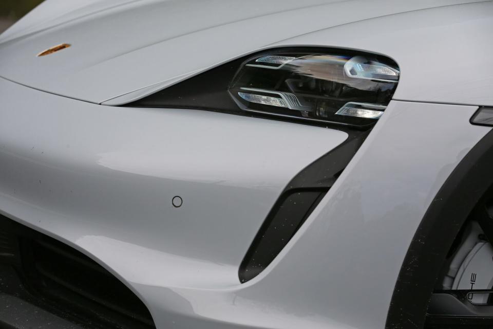 結合車側直立導流槽的頭燈設計為車系特色之一，試駕車另選用視覺感受特殊的冰川藍樣式。